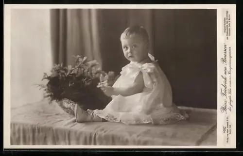 AK Prinz Friedrich Georg in jungen Jahren mit einer Blume in der Hand