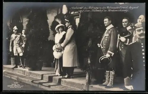 AK Braunschweig, Ankunft des Herzogs u. der Herzogin Ernst August von Braunschweig auf dem Bahnhof