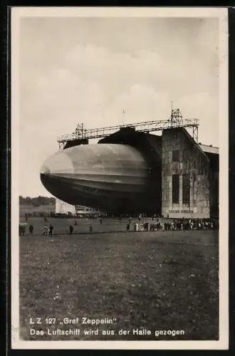 AK LZ 127 Graf Zeppelin wird aus der Halle gezogen
