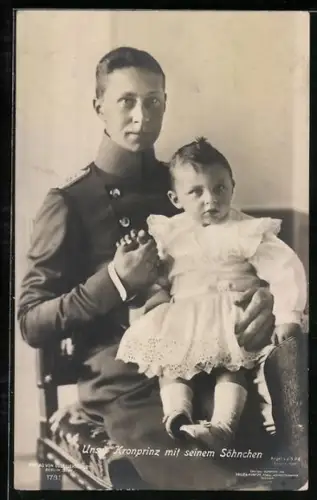 AK Kronprinz Wilhelm von Preussen in Uniform hält seinen Sohn die Hand auf seinem Schoss