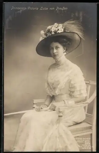 Foto-AK Prinzessin Victoria Louise von Preussen im Kleid und mit Hut
