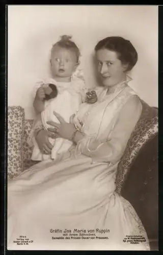 AK Gräfin Ina Maria von Ruppin mit ihrem Söhnchen auf dem Sofa sitzend, Gemahlin des Prinzen Oskar von Preussen