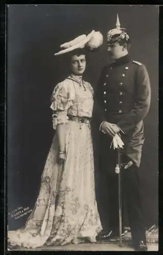 AK Prinz Eitel Friedrich von Preussen in Uniform mit Prinzessin Sophie Charlotte