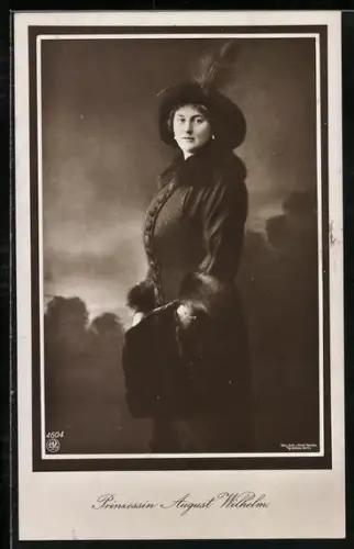 AK Prinzessin August Wilhelm mit Federhut und Muff