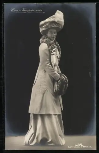 AK Kronprinzessin Cecilie, stehend im reich verzierten Kostüm