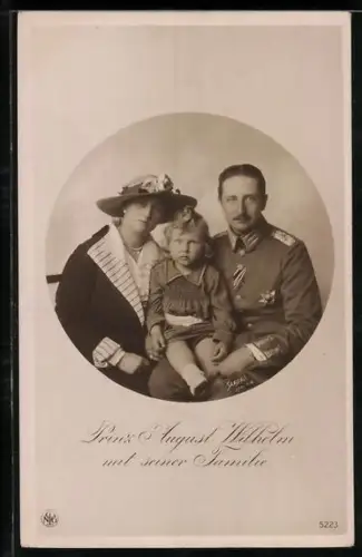 AK Prinz August Wilhelm von Preussen posiert mit seiner Familie