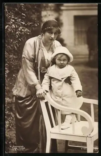 AK Prinzessin August Wilhelm von Preussen mit ihrem Sohn im Garten