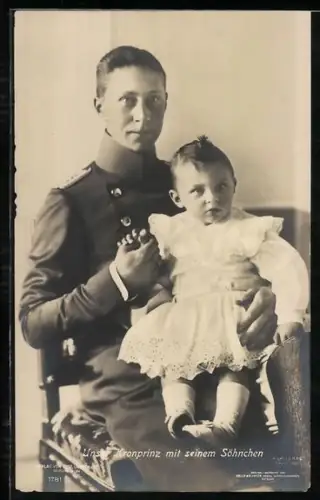 AK Kronprinz Wilhelm von Preussen in Uniform hält seinen Sohn die Hand auf seinem Schoss