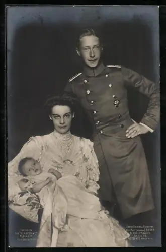 AK Kronprinz Wilhelm von Preussen neben seiner Frau und Kind