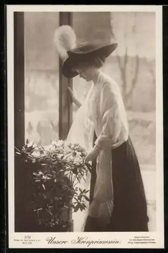 AK Kronprinzessin Cecilie an einem kleinen Rhododendron