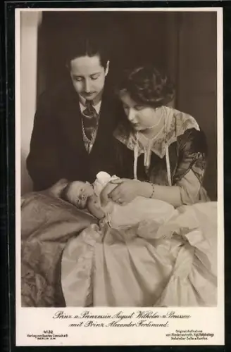 AK Prinz & Prinzessin August Wilhelm von Preussen, mit Neugeborenem Prinz Alexander Ferdinand