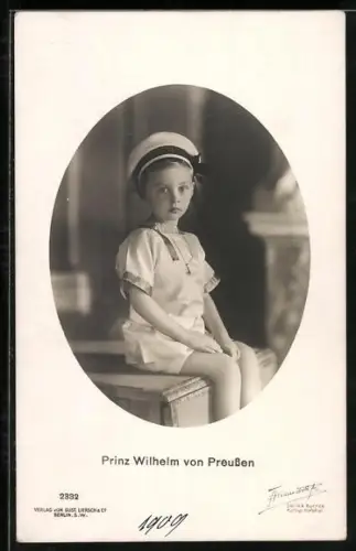 AK elegant sitzender Prinz Wilhelm als Bube mit Matrosenmütze