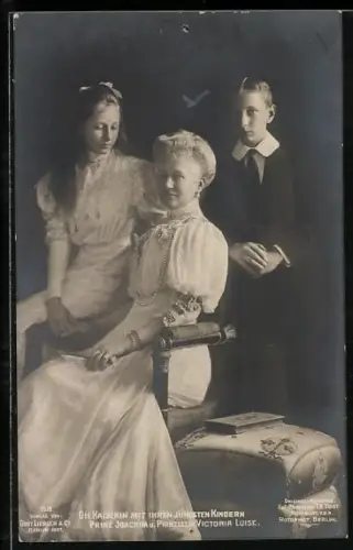 AK Kaiserin Auguste Viktoria von Preussen mit ihren Kindern, Prinzessin Victoria Luise und Prinz Joachim