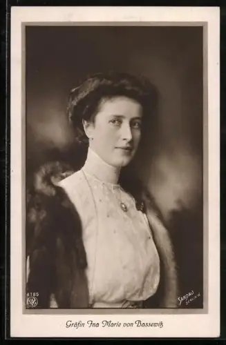 AK Portrait Gräfin Ina Maria von Bassewitz, Frau von Prinz Oskar von Preussen