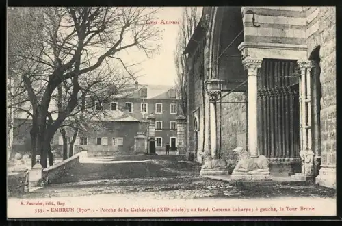 AK Embrun, Porche de la Cathedrale, au fond, Caserne Laharpe, a gauche, la Tour Brune