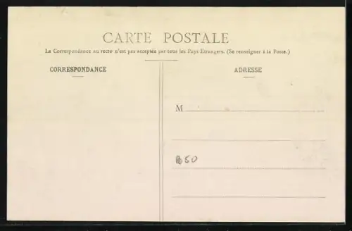 AK Embrun, Porche de la Cathedrale, au fond, Caserne Laharpe, a gauche, la Tour Brune