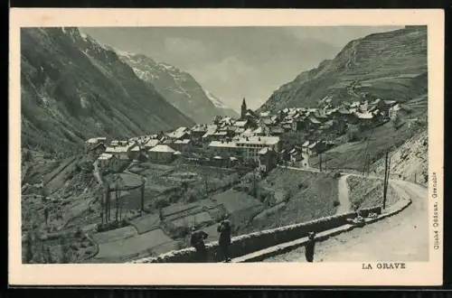 AK La Grave, Panorama mit Strassenpartie