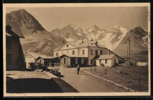 AK Le Lautaret, Route des Alpes, L`Hôtel des Glaciers et la Meije