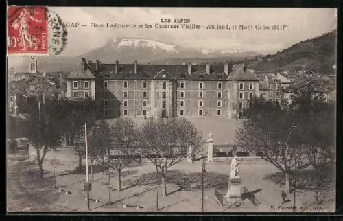 AK Gap, Les Alpes, Place Ladoucette et les Casernes Vieilles, Au fond, le Mont Ceüse