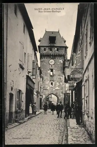 AK Saint-Jean-d`Angély, Rue Grosse-Horloge avec passants et enseignes commerciales