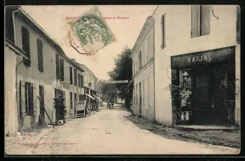 AK Cozes, Rue principale avec boutique Raijal et passants