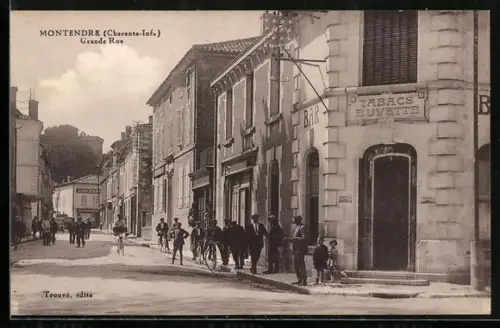 AK Montendre /Charente-Inf., Grande Rue animée avec passants et cycliste