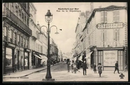 AK Rochefort-sur-Mer, Rue de la République avec passants et commerces