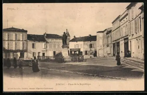 AK Jonzac, Place de la République avec statue et bâtiments environnants