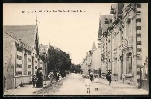 AK Châtelaillon, Rue Charles-Brissaud animée avec passants et maisons typiques