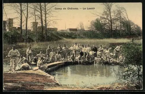 AK Châlons, Le Lavoir au camp avec des soldats se reposant près de l`eau
