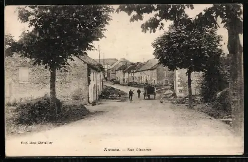 AK Aouste, Rue Gironrue avec passants et charrette