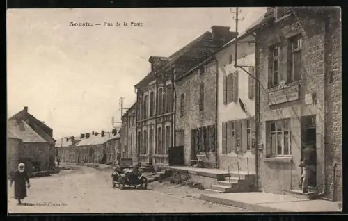 AK Aouste, Rue de la Poste avec maisons et voiture ancienne