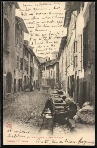 AK Romans, Rue Bistour avec habitants et scène de rue animée