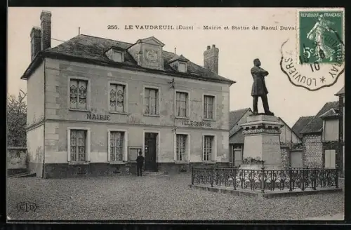 AK Le Vaudreuil /Eure, Mairie et Statur de Raoul Duval