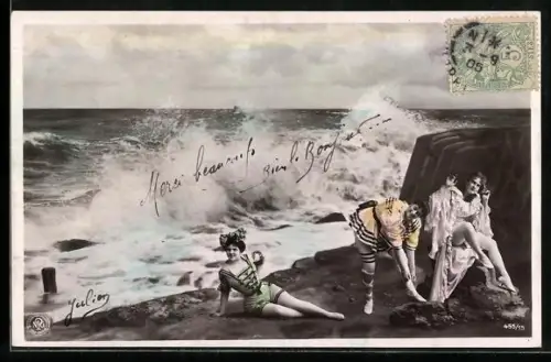 AK Damen in Bademode am Strand