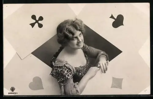 AK Dame mit riesigen Spielkarten