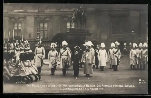AK Berlin, König Frederik von Dänemark und Kaiser Wilhelm II. bei einer Parade vor dem Schloss