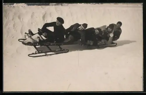 Foto-AK Männer auf einem Bob-Schlitten
