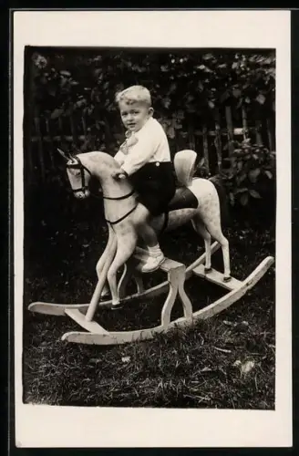 AK Junge im Garten auf Schaukelpferd