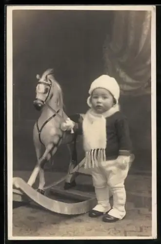 Foto-AK Kleines Kind neben einem Schaukelpferd