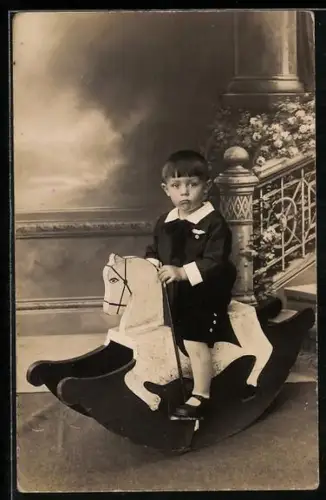 Foto-AK Kind auf einem hölzernen Schaukelpferd