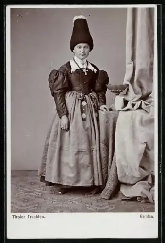 Foto-AK Fritz Gratl: Gröden, Frau in Tiroler Tracht