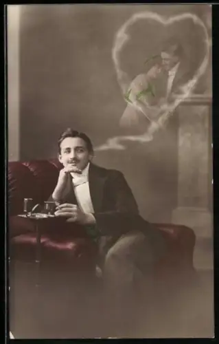 AK Mann auf einem Sessel denkt an seine Liebste