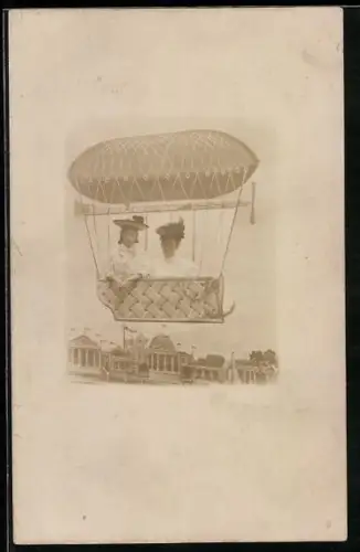 Foto-AK Zwei Frauen in Gondel von einem Luftschiff, Studiokulisse