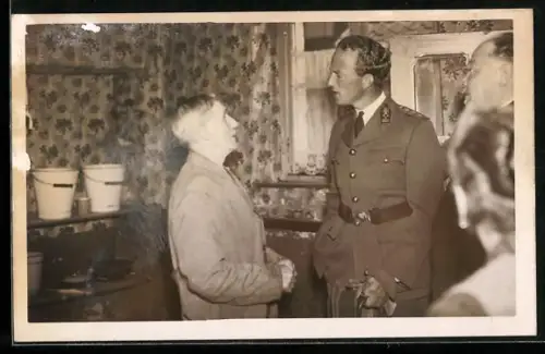 Foto-AK Prinz Leopold von Belgien in Uniform im Gespräch mit einem Bürger