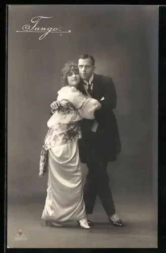 AK Elegantes junges Paar beim Tango