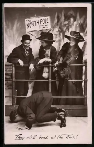 AK Mann und zwei Frauen lachen über einen Mann, der auf Rollschuhen hingefallen ist, North Pole Skating Rink