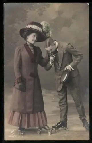 AK Paar auf Rollschuhen, Mann küsst die Hand einer Frau
