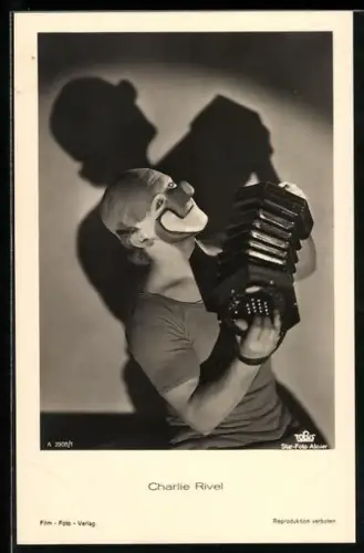 AK Clown Charlie Rivel mit einer Ziehharmonika