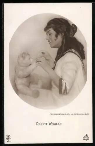 Foto-AK Portrait Dorrit Weixler, Schauspielerin mit Teddybär, Teddy